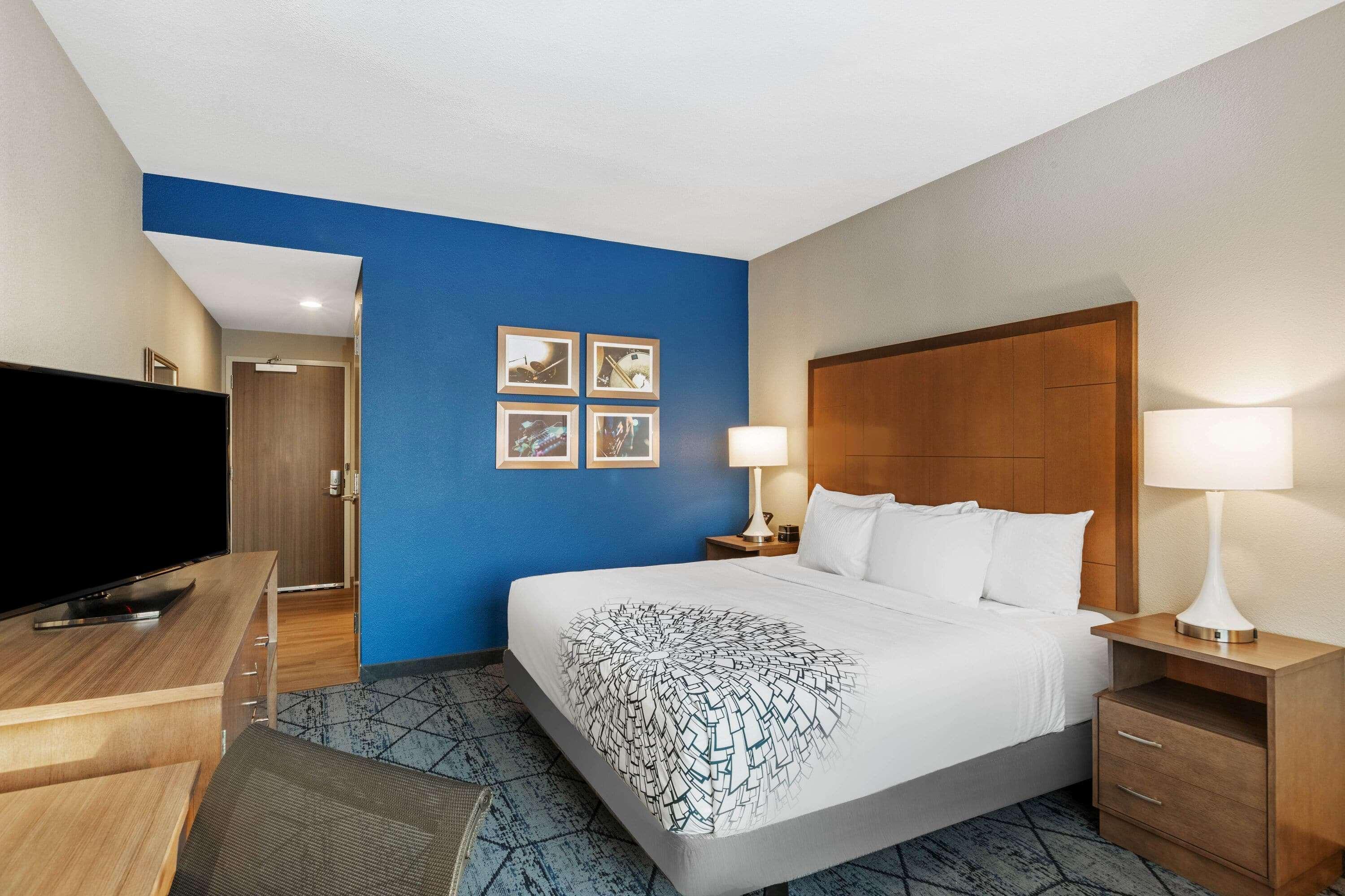 La Quinta Inn & Suites By Wyndham Kansas City Beacon Hill Экстерьер фото