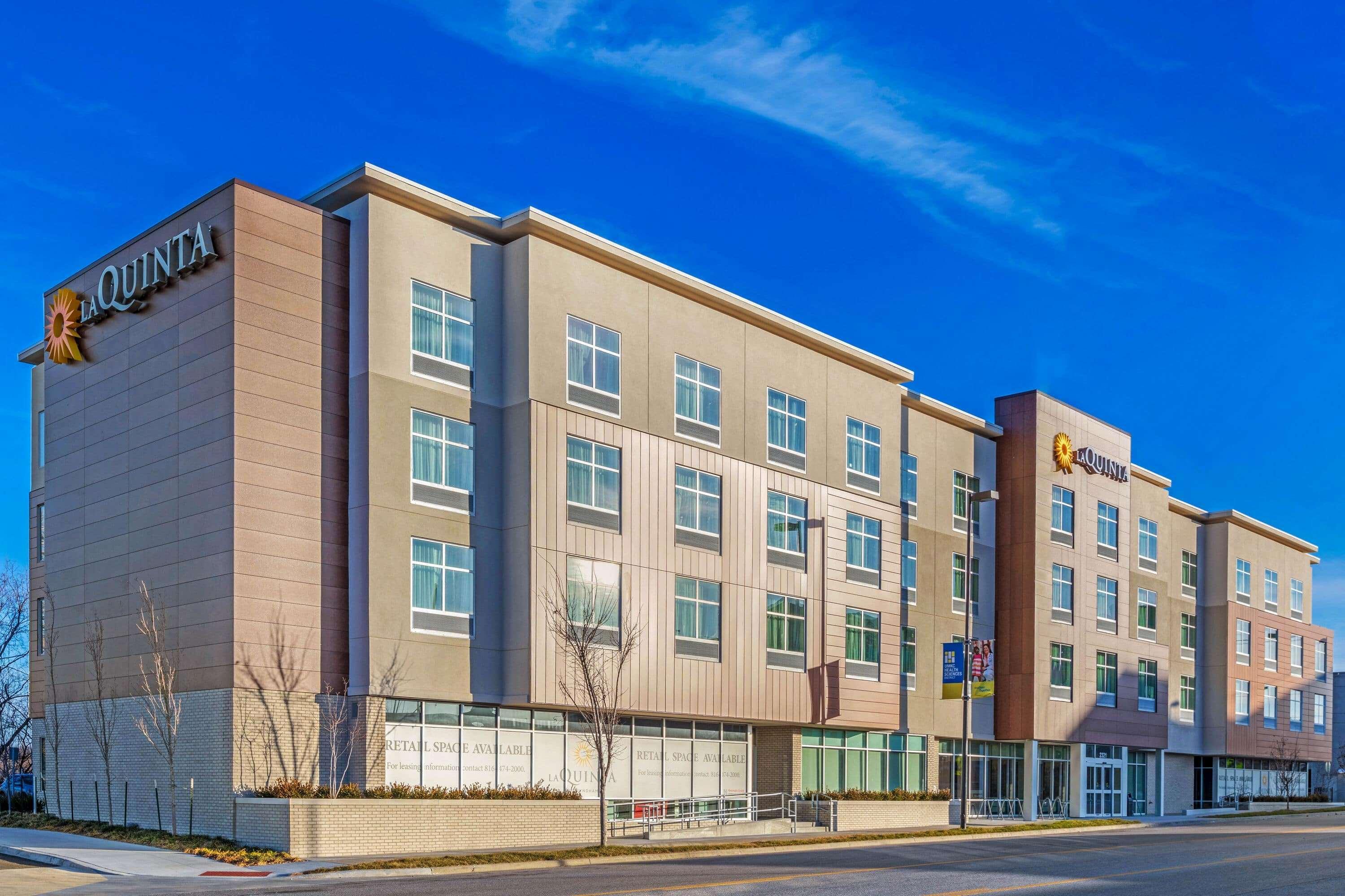 La Quinta Inn & Suites By Wyndham Kansas City Beacon Hill Экстерьер фото