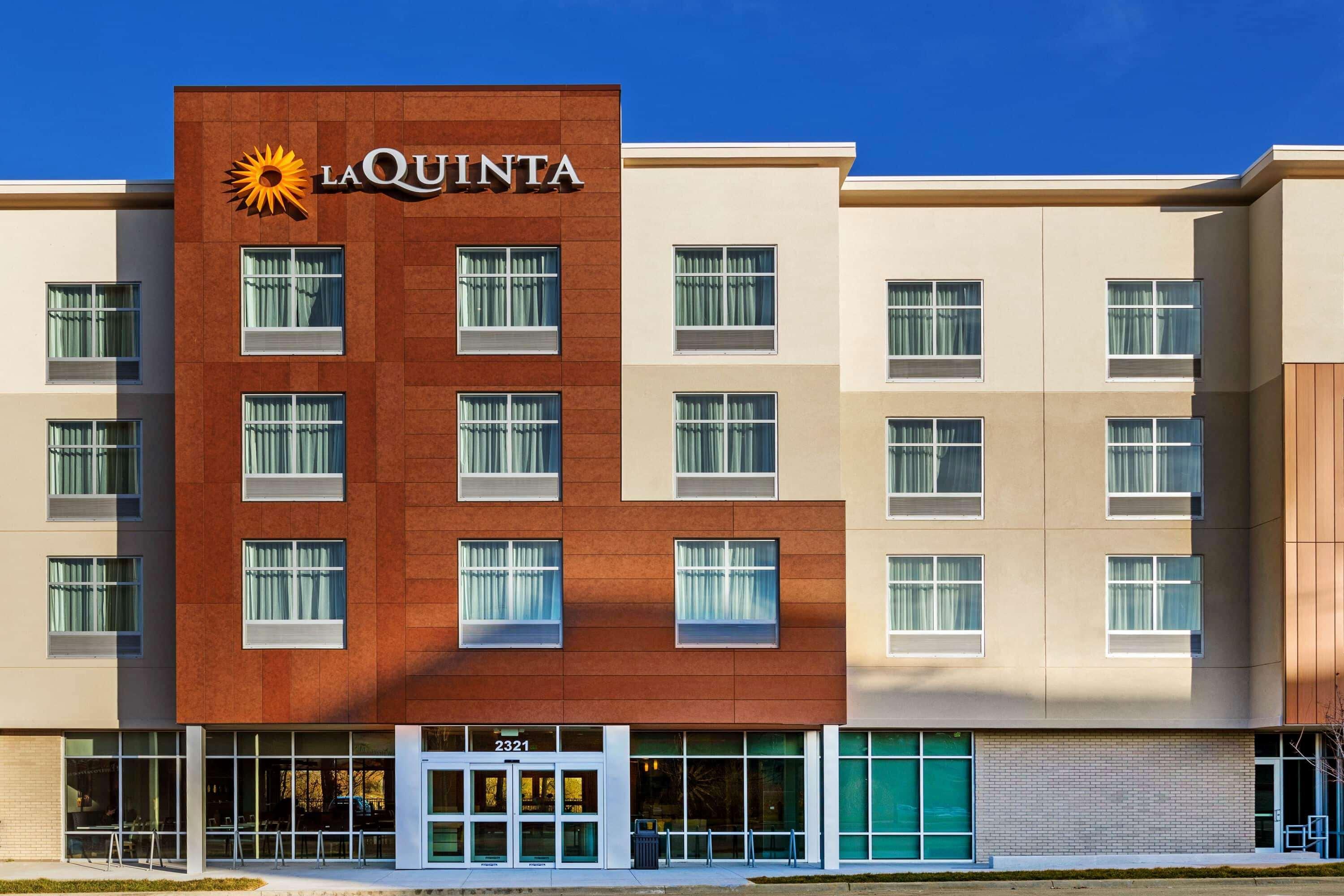 La Quinta Inn & Suites By Wyndham Kansas City Beacon Hill Экстерьер фото