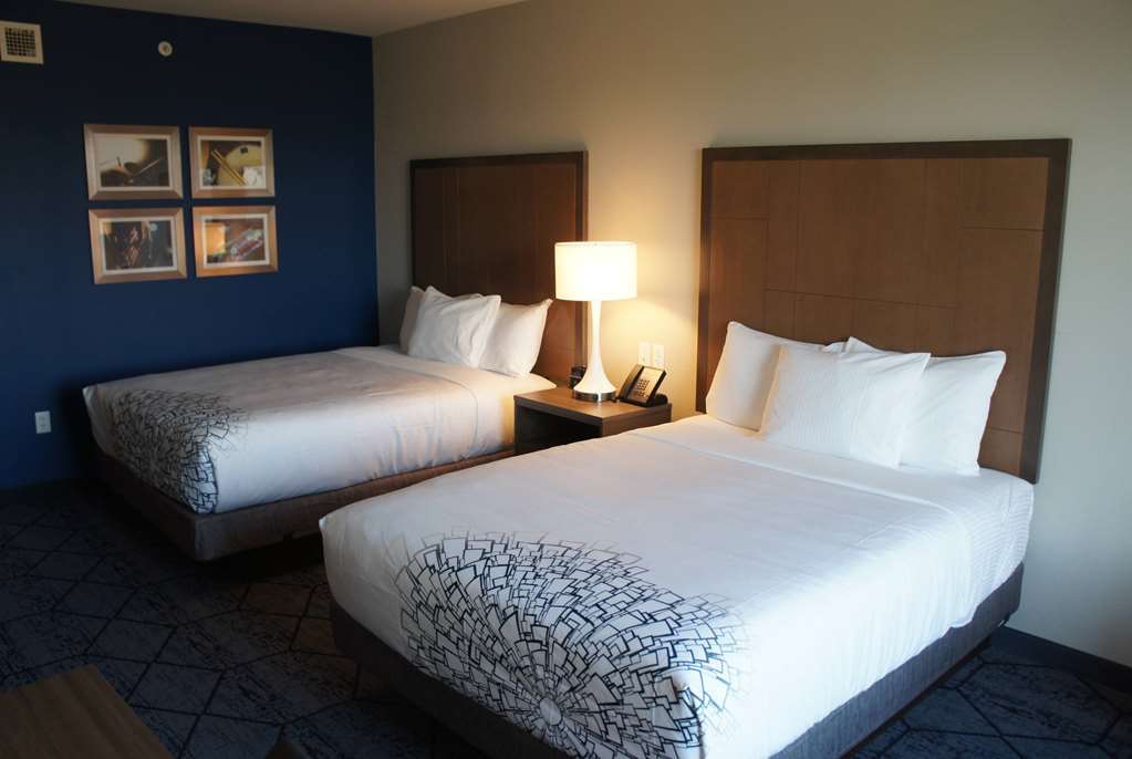 La Quinta Inn & Suites By Wyndham Kansas City Beacon Hill Номер фото