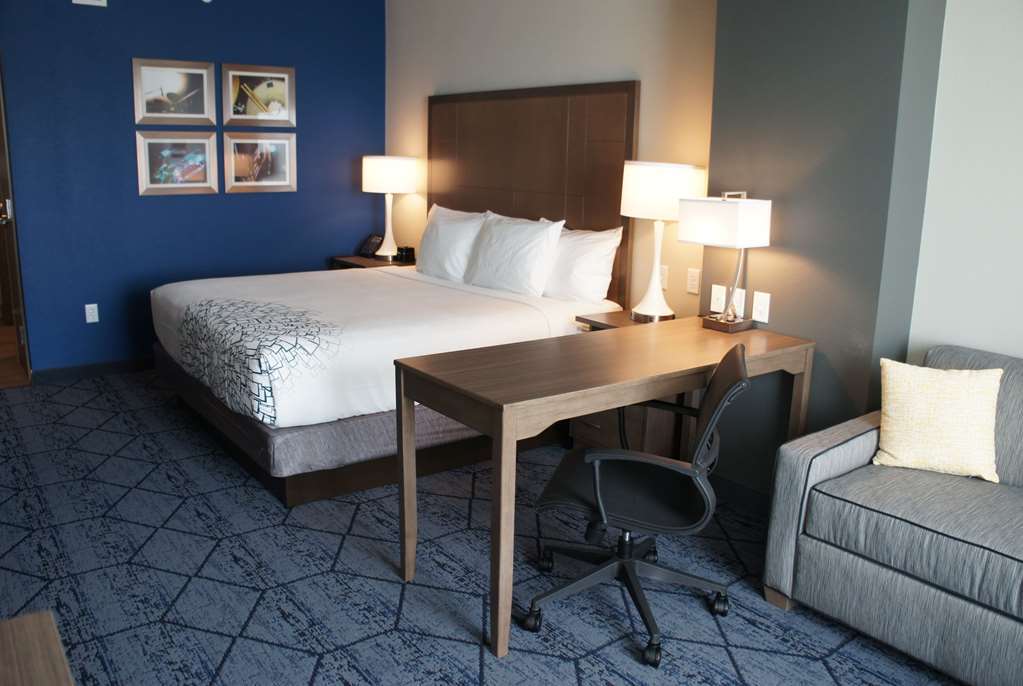 La Quinta Inn & Suites By Wyndham Kansas City Beacon Hill Номер фото