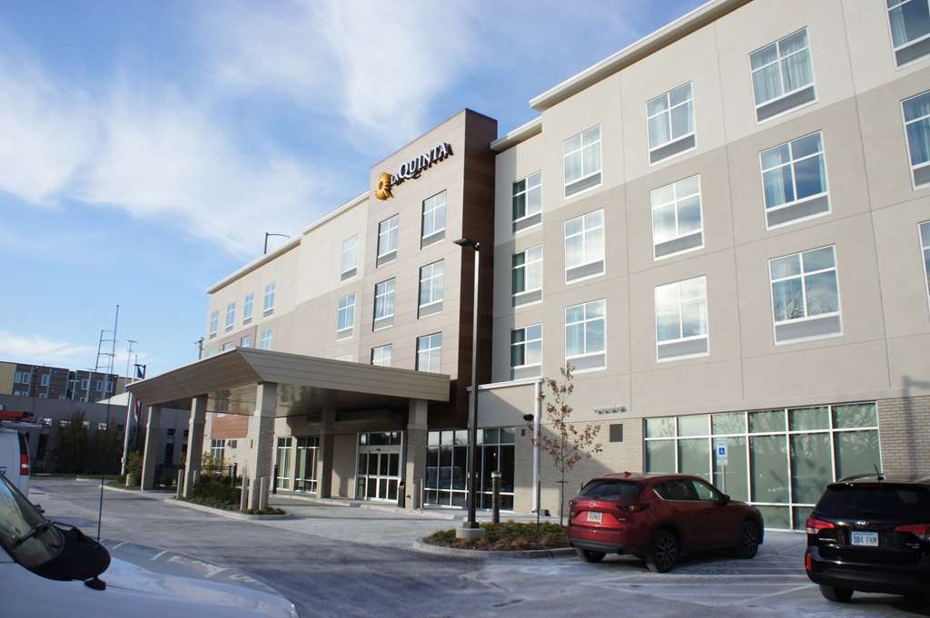 La Quinta Inn & Suites By Wyndham Kansas City Beacon Hill Экстерьер фото